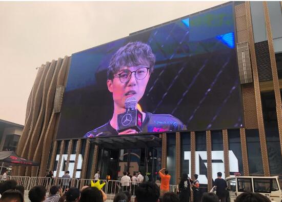 图：RNG的主场场外比场内更嗨